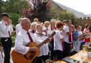 Vorne mit Gitarre: Josef Hergarten